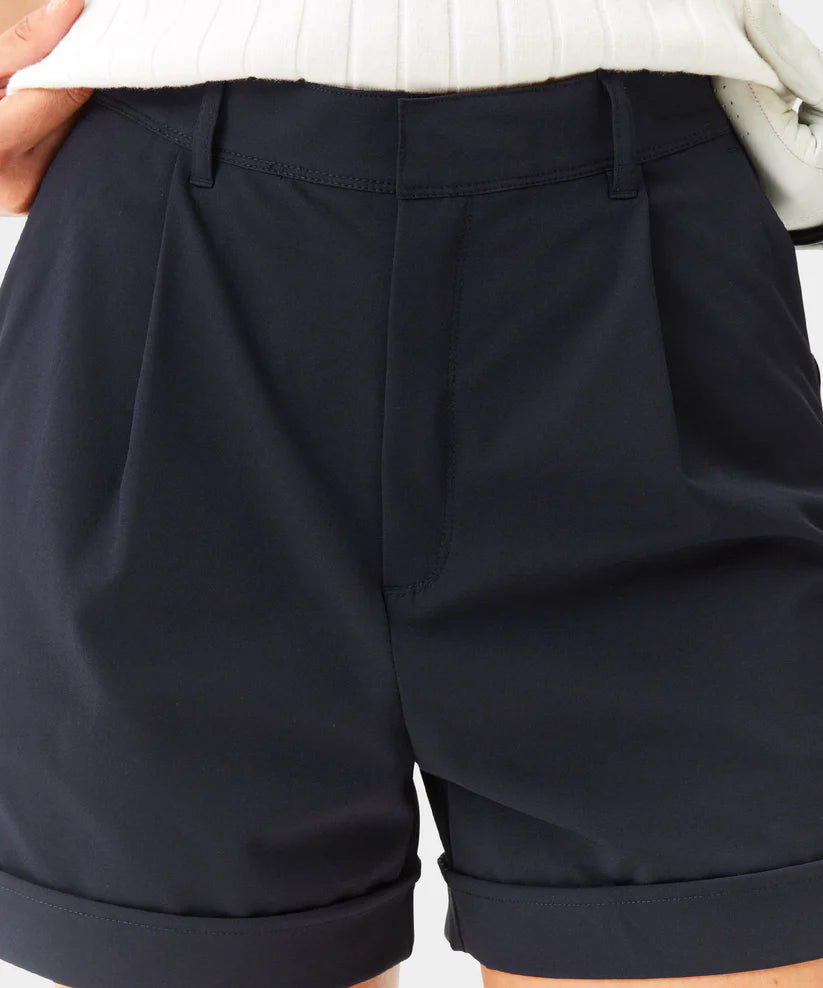 Macade Dömu Stuttbuxur Pleated Course